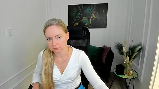 Snapshot of CharlotteKerti chatting on June 22, 2026, 7:44 pm CharlotteKerti online show from June 22, 2026, 7:44 pm