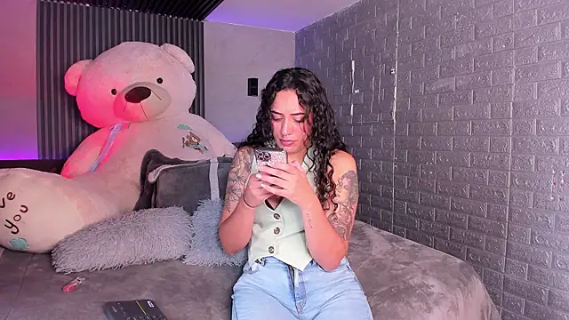 Snapshot of Magic_ivone chatting on February 19, 2026, 12:01 pm Magic ivone online show from February 19, 2026, 12:01 pm