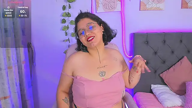 Snapshot of Sylvara_bx chatting on February 18, 2026, 12:45 pm Sylvara bx online show from February 18, 2026, 12:45 pm