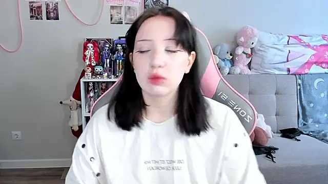 Snapshot of MollysLand chatting on April 10, 2026, 9:36 am MollysLand online show from April 10, 2026, 9:36 am