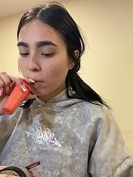 Sara Fernandez  online show from April 8, 2026, 2:17 pm