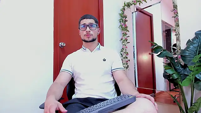 Snapshot of valenssio_moretti chatting on February 28, 2026, 8:10 pm valenssio moretti online show from February 28, 2026, 8:10 pm