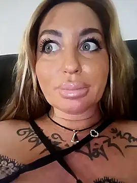 MiaMooly online show from November 26, 2025, 4:08 pm