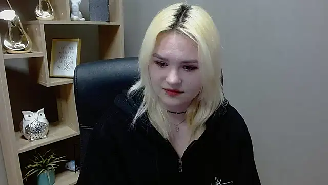 SweetLilyxo online show from February 3, 2026, 8:52 am
