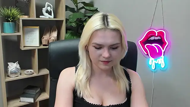 Snapshot of SweetLilyxo chatting on March 11, 2026, 2:56 pm SweetLilyxo online show from March 11, 2026, 2:56 pm