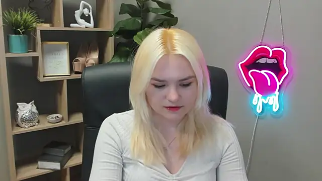 Snapshot of SweetLilyxo chatting on March 19, 2026, 7:34 am SweetLilyxo online show from March 19, 2026, 7:34 am