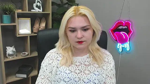 Snapshot of SweetLilyxo chatting on March 22, 2026, 8:18 am SweetLilyxo online show from March 22, 2026, 8:18 am