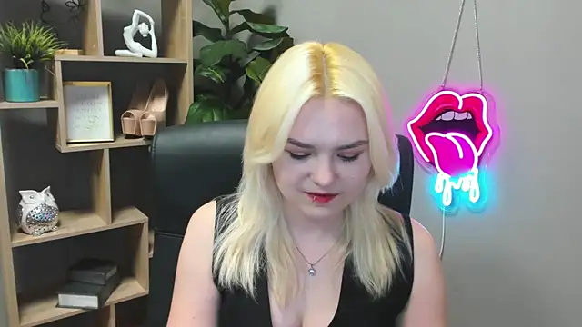 Snapshot of SweetLilyxo chatting on March 24, 2026, 7:35 am SweetLilyxo online show from March 24, 2026, 7:35 am