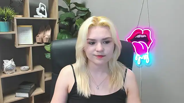 Snapshot of SweetLilyxo chatting on March 25, 2026, 7:25 am SweetLilyxo online show from March 25, 2026, 7:25 am