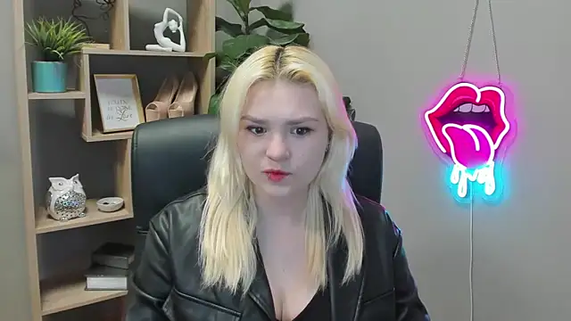 Snapshot of SweetLilyxo chatting on April 7, 2026, 6:25 am SweetLilyxo online show from April 7, 2026, 6:25 am