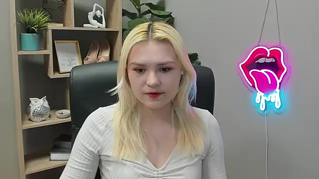 Snapshot of SweetLilyxo chatting on April 8, 2026, 1:22 pm SweetLilyxo online show from April 8, 2026, 1:22 pm