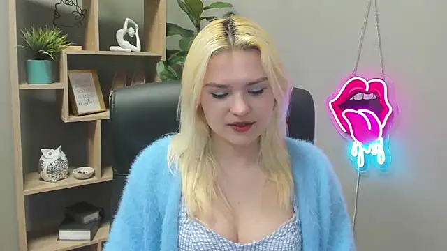 Snapshot of SweetLilyxo chatting on April 16, 2026, 6:25 am SweetLilyxo online show from April 16, 2026, 6:25 am