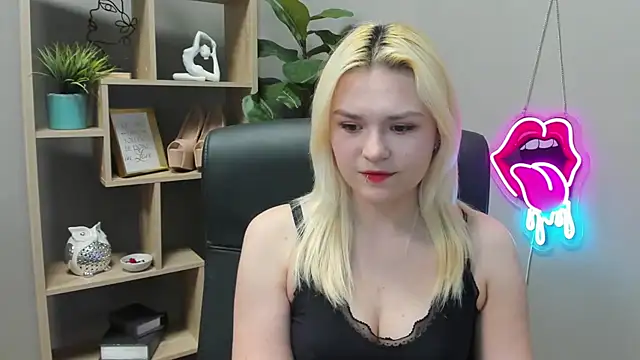 Snapshot of SweetLilyxo chatting on April 17, 2026, 1:36 pm SweetLilyxo online show from April 17, 2026, 1:36 pm