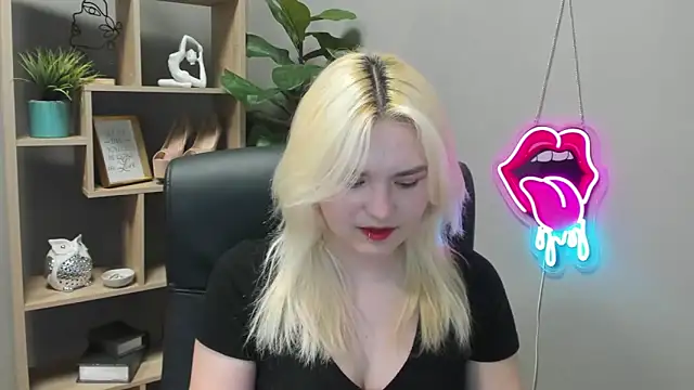 Snapshot of SweetLilyxo chatting on April 20, 2026, 6:27 am SweetLilyxo online show from April 20, 2026, 6:27 am