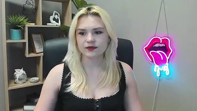 Snapshot of SweetLilyxo chatting on April 22, 2026, 6:27 am SweetLilyxo online show from April 22, 2026, 6:27 am