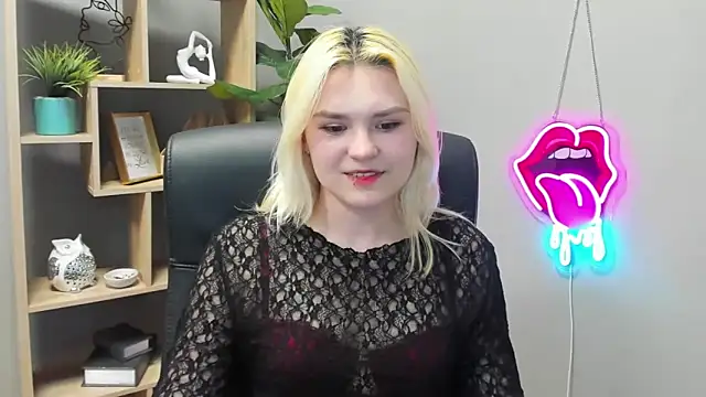 Snapshot of SweetLilyxo chatting on April 23, 2026, 12:29 pm SweetLilyxo online show from April 23, 2026, 12:29 pm