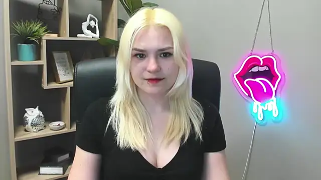 Snapshot of SweetLilyxo chatting on April 27, 2026, 1:20 pm SweetLilyxo online show from April 27, 2026, 1:20 pm