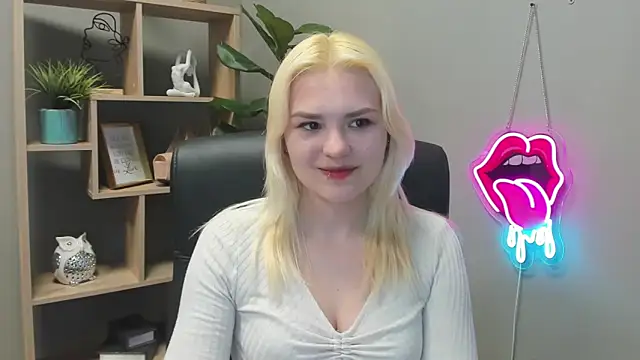 Snapshot of SweetLilyxo chatting on April 29, 2026, 6:28 am SweetLilyxo online show from April 29, 2026, 6:28 am