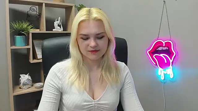 Snapshot of SweetLilyxo chatting on May 6, 2026, 6:30 am SweetLilyxo online show from May 6, 2026, 6:30 am