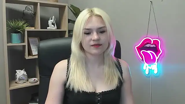 Snapshot of SweetLilyxo chatting on May 8, 2026, 6:41 am SweetLilyxo online show from May 8, 2026, 6:41 am