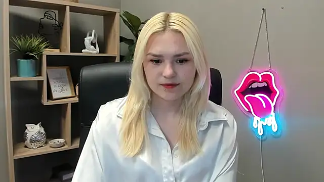 Snapshot of SweetLilyxo chatting on May 19, 2026, 1:28 pm SweetLilyxo online show from May 19, 2026, 1:28 pm