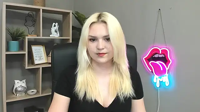 Snapshot of SweetLilyxo chatting on May 25, 2026, 1:17 pm SweetLilyxo online show from May 25, 2026, 1:17 pm
