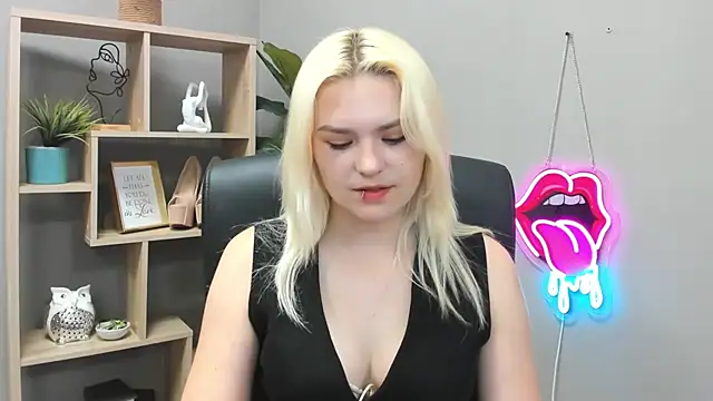 Snapshot of SweetLilyxo chatting on May 26, 2026, 6:42 am SweetLilyxo online show from May 26, 2026, 6:42 am