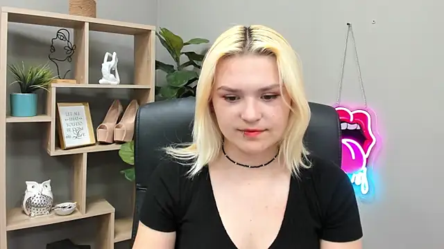 Snapshot of SweetLilyxo chatting on June 2, 2026, 1:35 pm SweetLilyxo online show from June 2, 2026, 1:35 pm