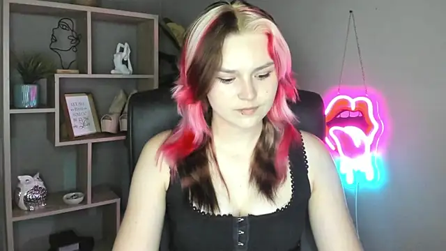 Snapshot of SweetLilyxo chatting on June 7, 2026, 1:37 pm SweetLilyxo online show from June 7, 2026, 1:37 pm