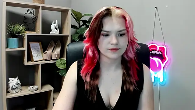 Snapshot of SweetLilyxo chatting on June 10, 2026, 6:45 am SweetLilyxo online show from June 10, 2026, 6:45 am
