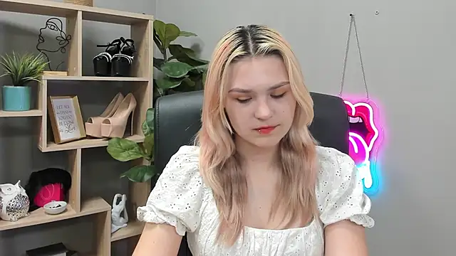 SweetLilyxo online show from July 27, 2026, 6:42 am