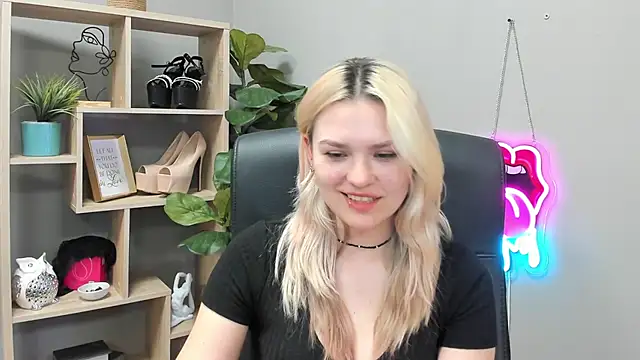 SweetLilyxo online show from July 28, 2026, 11:17 am