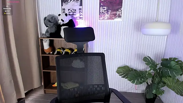 Laukyubey1 online show from April 13, 2026, 8:25 pm