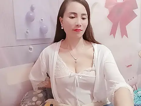 Hello-Kitty001 online show from February 18, 2026, 1:18 pm