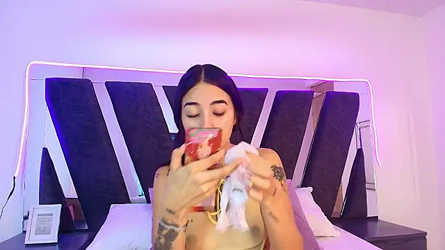 sophia love   online show from February 11, 2026, 1:38 pm