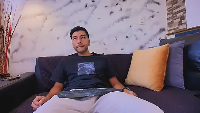 Max Hornye online show from April 17, 2026, 6:55 pm