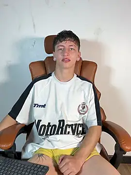 ARON LUXX online show from April 4, 2026, 2:36 pm