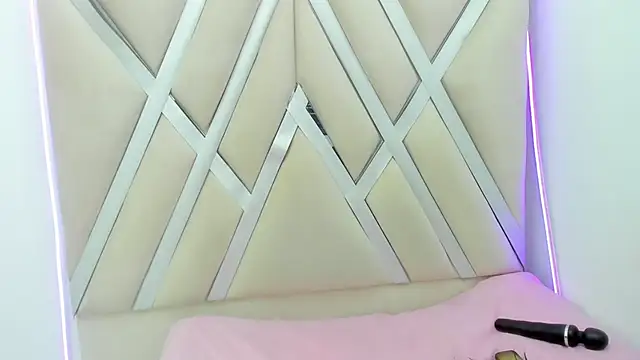 ninameduxx online show from February 28, 2026, 4:13 am