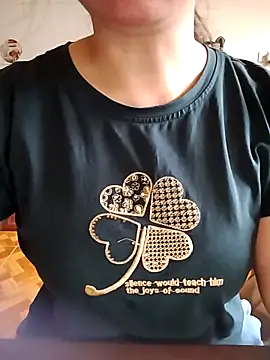 LiilyZi online show from April 6, 2026, 1:47 am