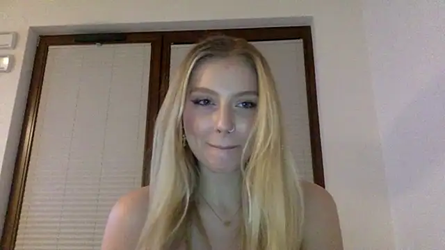 Snapshot of MayaWetDream chatting on March 4, 2026, 9:10 pm MayaWetDream online show from March 4, 2026, 9:10 pm