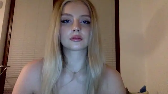 Snapshot of MayaWetDream chatting on March 17, 2026, 9:18 pm MayaWetDream online show from March 17, 2026, 9:18 pm