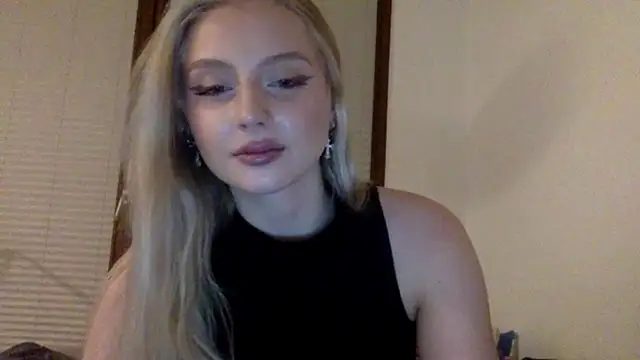 Snapshot of MayaWetDream chatting on March 19, 2026, 8:57 pm MayaWetDream online show from March 19, 2026, 8:57 pm