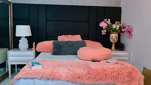 Snapshot of MaraGrief_ chatting on February 17, 2026, 12:01 pm MaraGrief online show from February 17, 2026, 12:01 pm