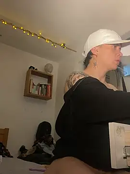 Snapshot of SimonMasseel chatting on February 21, 2026, 4:30 pm SimonMasseel online show from February 21, 2026, 4:30 pm