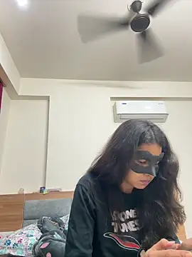 raavigirl online show from April 3, 2026, 8:40 pm