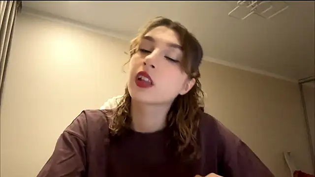 Snapshot of ElliKrovel chatting on February 11, 2026, 2:11 pm ElliKrovel online show from February 11, 2026, 2:11 pm