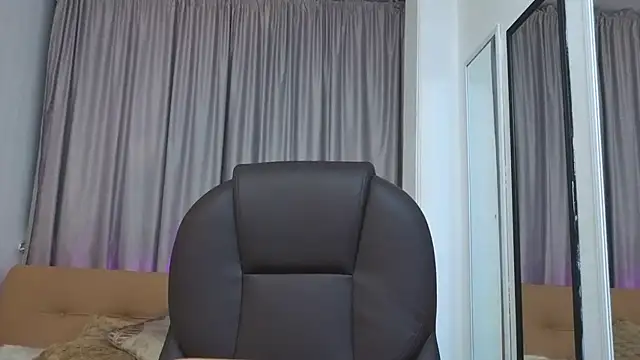 Snapshot of Mia_Naive chatting on March 27, 2026, 12:27 pm Mia Naive online show from March 27, 2026, 12:27 pm