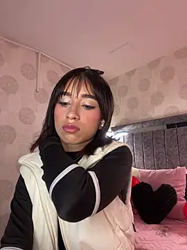 Snapshot of alahia_pink chatting on February 12, 2026, 1:11 am alahia pink online show from February 12, 2026, 1:11 am