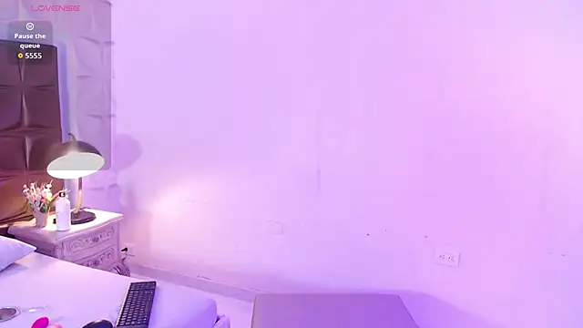 LunaJohns online show from April 9, 2026, 12:43 pm