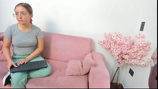 Kitty f00x online show from July 8, 2026, 1:04 pm